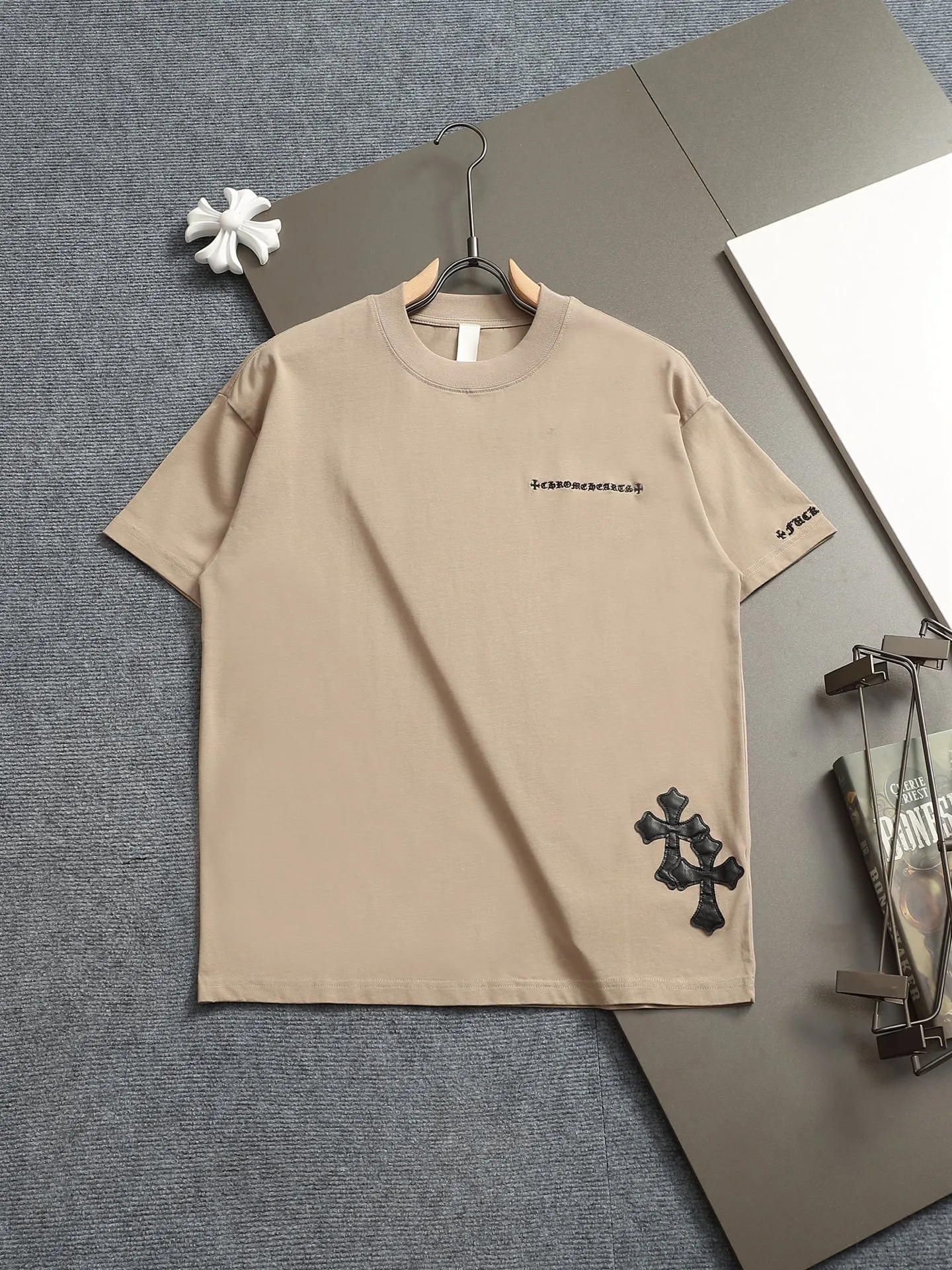 🅿️220 Chrome hearts ch Chrome hearts cross leather short-sleeved T-shirts. Large version. Loose and stylish. The difference is the low version, the slim version, the upper body and the crotch. 100% commitment: top quality, not fast food. The highest version on the market. Top quality, 320 grams. 26 custom-dyed double yarn cotton, same style for men and women, complete with three standards. Color: black, purple, brown, khaki Size: XS-L Size chart: